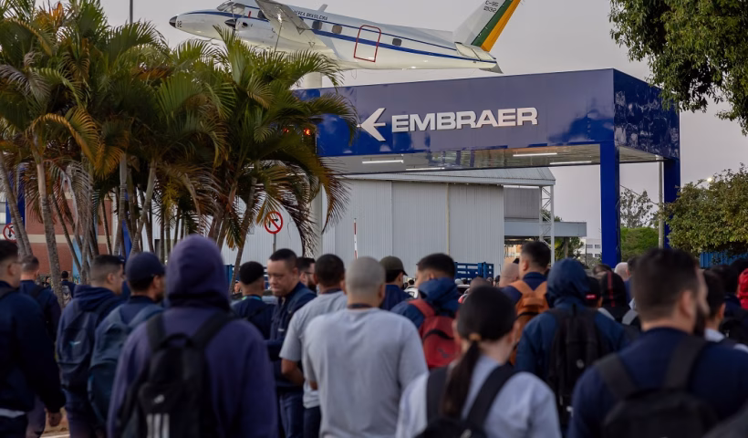 Metalúrgicos da Embraer aprovam aviso de greve em São José dos Campos