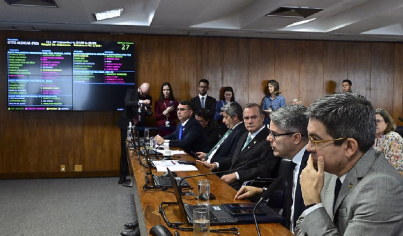 A Comissão de Constituição e Justiça (CCJ) do Senado rejeitou nesta quarta-feira (24), de forma unânime, a Proposta de Emenda à Constituição (PEC) que ampliava prerrogativas de parlamentares diante da Justiça