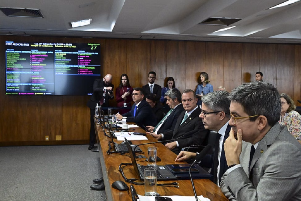 A Comissão de Constituição e Justiça (CCJ) do Senado rejeitou nesta quarta-feira (24), de forma unânime, a Proposta de Emenda à Constituição (PEC) que ampliava prerrogativas de parlamentares diante da Justiça