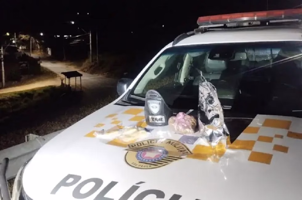 Uma operação da Polícia Rodoviária resultou na apreensão de drogas de alto valor e na prisão em flagrante