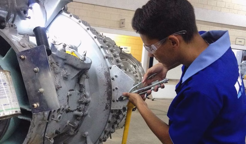 EMCA lança edital com 100 vagas em curso de manutenção de aeronaves