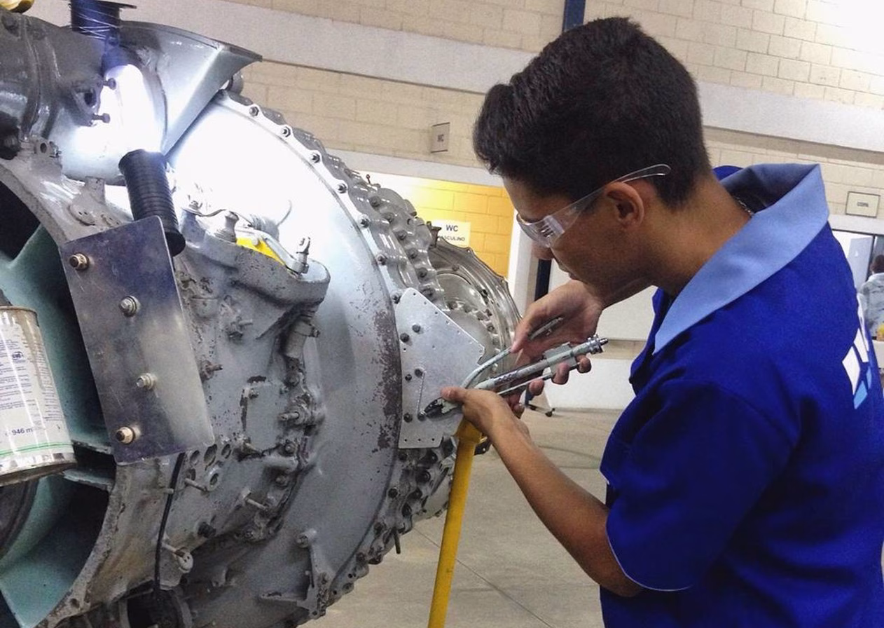 EMCA lança edital com 100 vagas em curso de manutenção de aeronaves