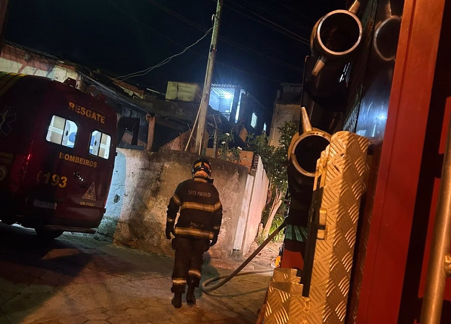 Incêndio atinge casa em São Sebastião e mobiliza bombeiros