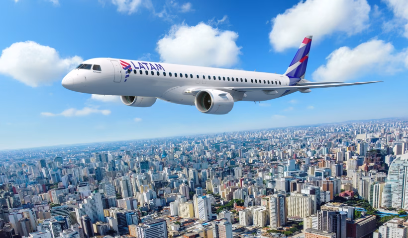 LATAM anuncia compra de até 74 aviões Embraer para expandir rotas internacionais
