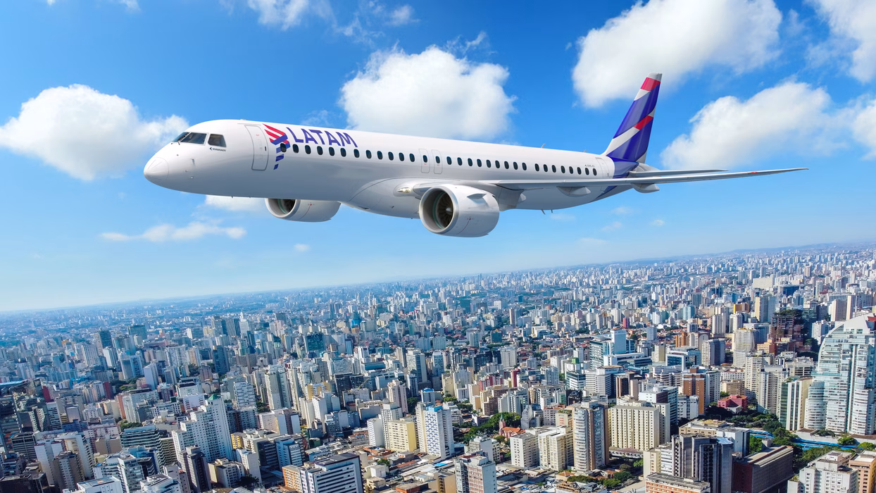 LATAM anuncia compra de até 74 aviões Embraer para expandir rotas internacionais