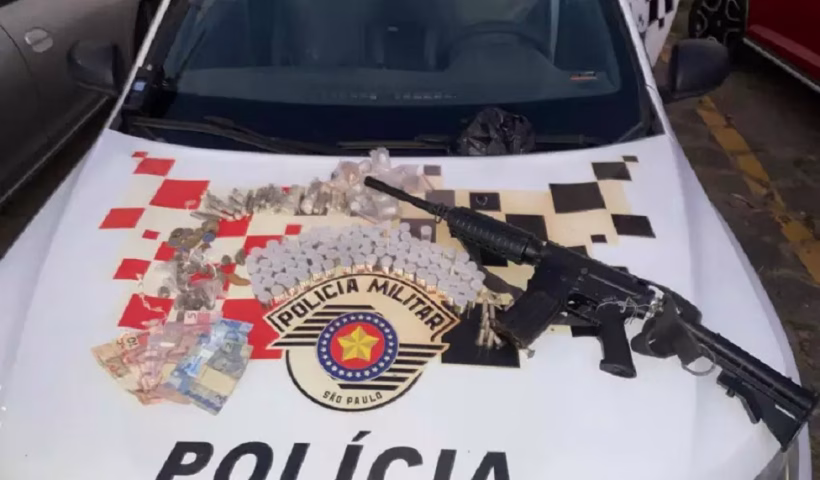 PM apreende réplica de fuzil e drogas em Caçapava