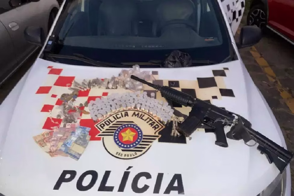 PM apreende réplica de fuzil e drogas em Caçapava