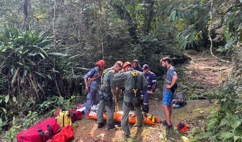 Mulher de 32 anos é resgatada de cachoeira em Ilhabela
