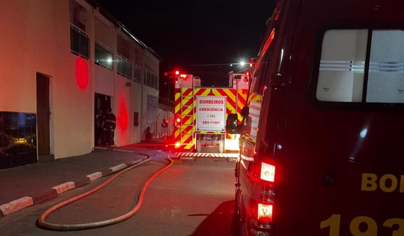 Incêndio atinge comércio no litoral norte de SP