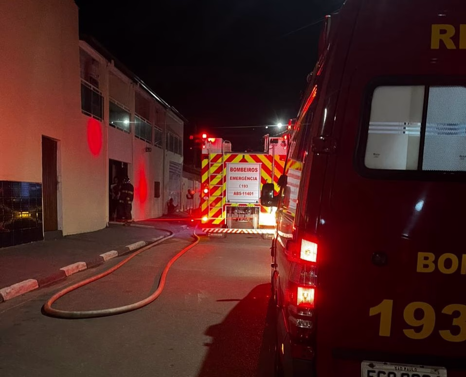 Incêndio atinge comércio no litoral norte de SP