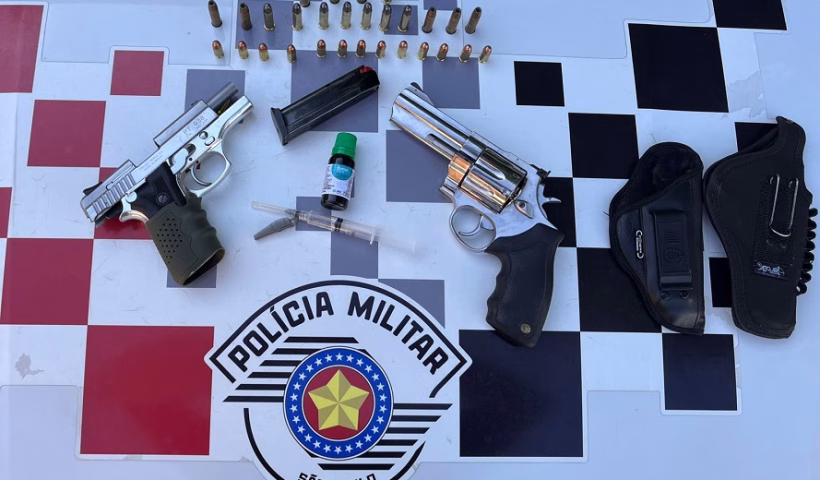 Na manhã de sexta-feira (12), uma ocorrência de violência doméstica em Pindamonhangaba terminou com a prisão de um homem e a apreensão de duas armas de fogo