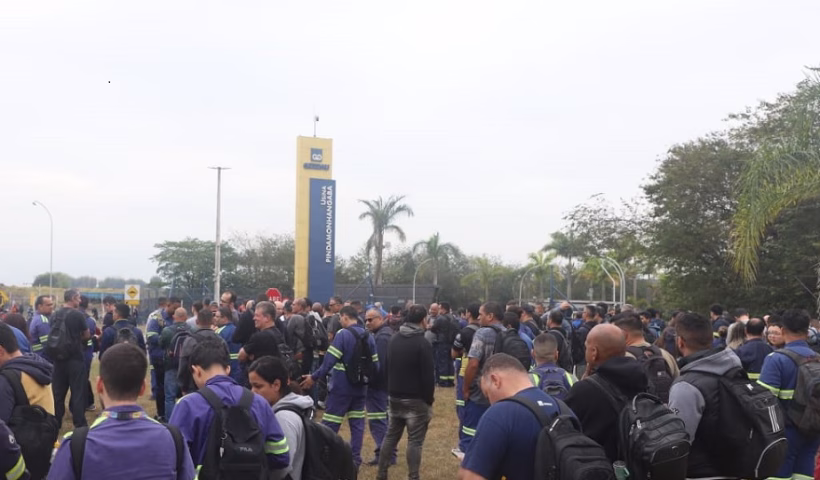 Os trabalhadores da unidade da Gerdau, em Pindamonhangaba, paralisaram suas atividades na manhã desta segunda-feira (15)