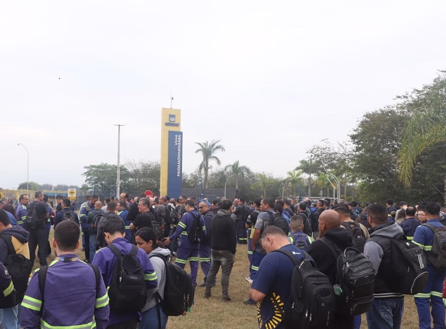Os trabalhadores da unidade da Gerdau, em Pindamonhangaba, paralisaram suas atividades na manhã desta segunda-feira (15)