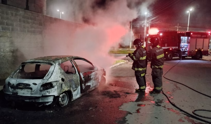 Carro pega fogo durante a madrugada em Caraguatatuba