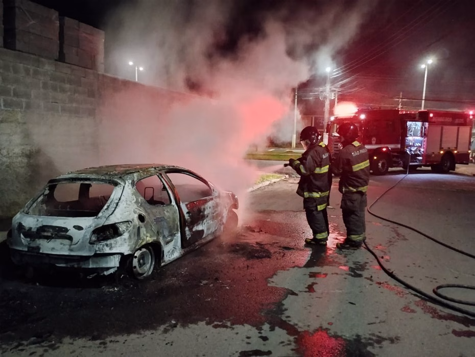 Carro pega fogo durante a madrugada em Caraguatatuba