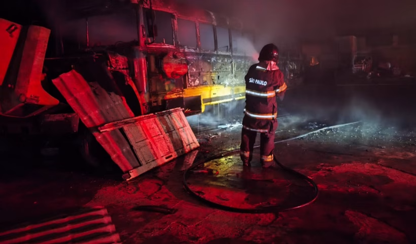 Ônibus abandonado pega fogo e mobiliza bombeiros no Litoral Norte de SP