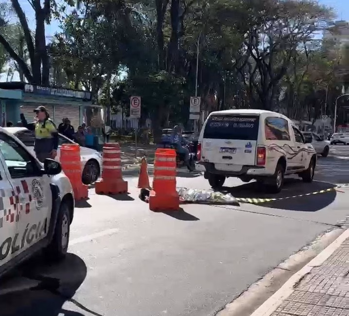 Homem cai de edifício
