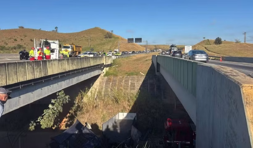 Motorista morre após carreta cair de viaduto na Carvalho Pinto