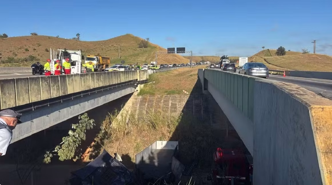 Motorista morre após carreta cair de viaduto na Carvalho Pinto