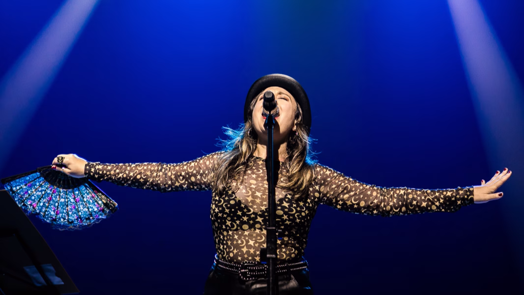 cantora Bia Mello