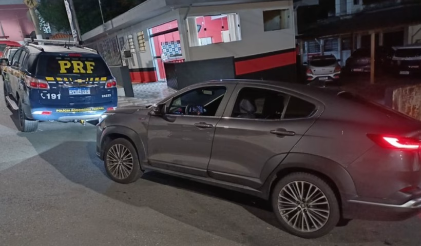 PRF recupera SUV roubado durante fiscalização na Dutra em Queluz