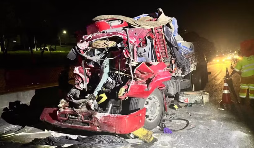 Motorista morre após colisão entre carretas na Via Dutra em SJC