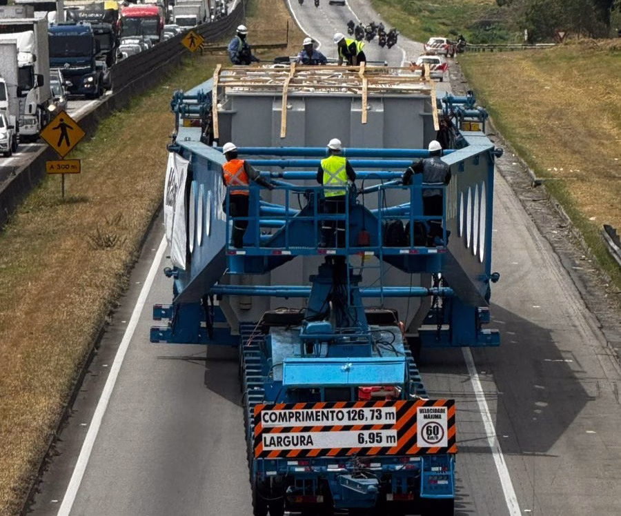 Transformador de mais de 800 toneladas passando pela Dutra, em São José dos Campos