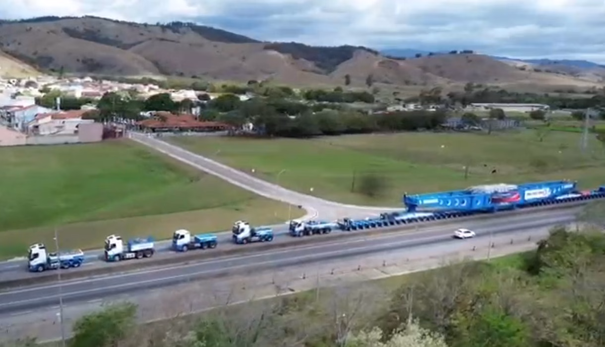 Mega carreta de 800 toneladas volta a trafegar na Via Dutra