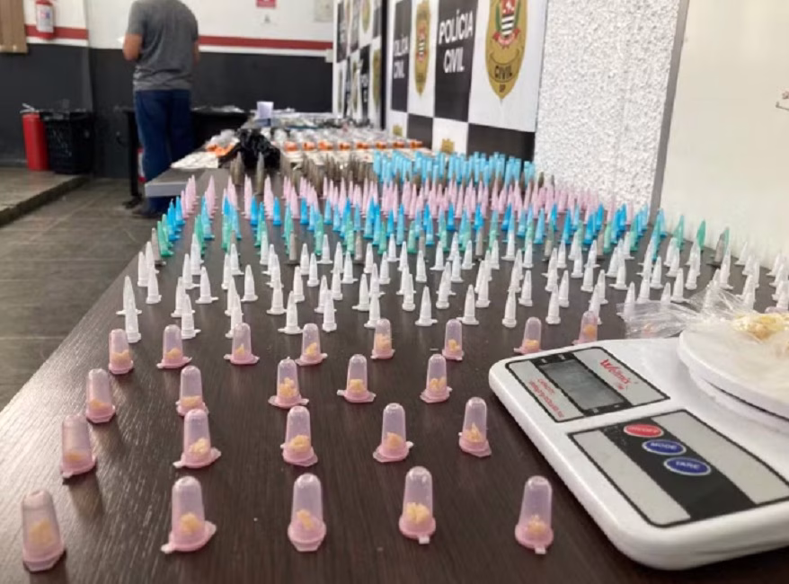 A Polícia Civil apreendeu quase mil porções de drogas durante uma operação realizada nesta quarta-feira (24) em Pindamonhangaba.