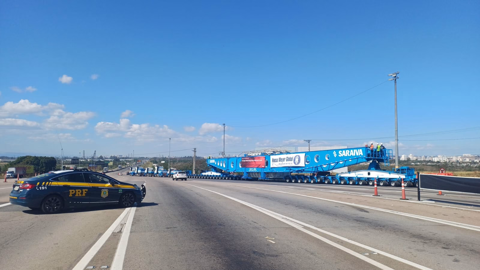 Carga supredimensionada passando pela Dutra no trecho de Jacareí