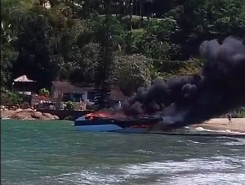 Embarcação tomada pelas chamas na Praia Perequê-Mirim em Ubatuba