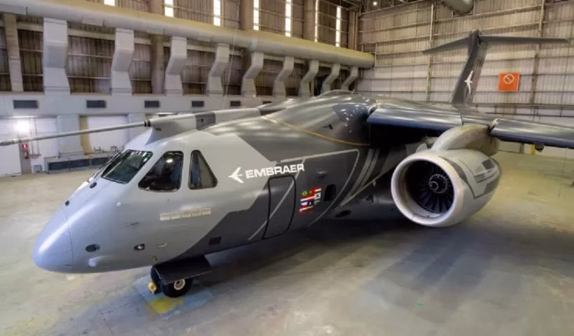 A Embraer revelou a nova identidade visual do KC-390 Millennium, seu avião de transporte militar multimissão, durante evento em Confins (MG), nas instalações da GOL Aerotech, responsável pela pintura do modelo demonstrador. O cargueiro agora exibe tons de cinza que se cruzam em linhas geométricas, transmitindo sensação de movimento e velocidade, com o logotipo da Embraer e as bandeiras do Brasil e de países parceiros em destaque na fuselagem. Uso do demonstrador e mercados internacionais A aeronave demonstradora será utilizada em campanhas de marketing e demonstrações para potenciais clientes, com estreia internacional prevista ainda neste ano. Desde sua entrada em operação em 2019 pela Força Aérea Brasileira, o KC-390 também foi incorporado por Portugal (2023) e Hungria (2024). Atualmente, 11 forças aéreas utilizam o cargueiro, incluindo oito países europeus e sete membros da Otan, com mais de 99% de taxa de cumprimento de missões. Projetado para transportar até 26 toneladas de carga, o KC-390 é considerado mais rápido e versátil que concorrentes diretos. Ele pode realizar transporte de tropas e equipamentos, evacuação médica, operações de busca e salvamento, combate a incêndios e ajuda humanitária em áreas de difícil acesso. Além disso, pode atuar como avião-tanque, reabastecendo outras aeronaves ou sendo reabastecido em voo por outro KC-390.
