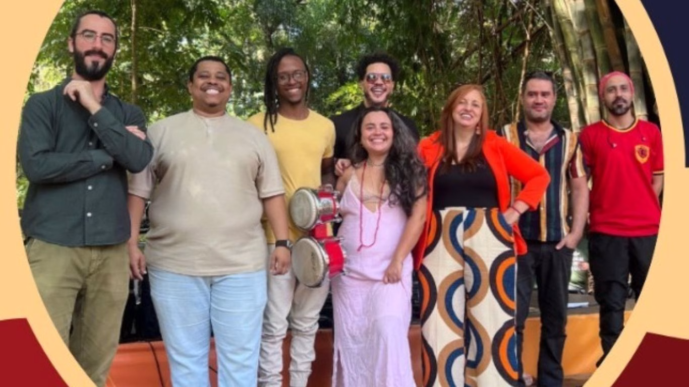 Octeto Caliente leva ao público uma mistura de ritmos latinos, afro-caribenhos, gypsy jazz e brasilidades