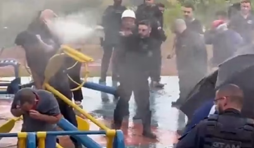 Na segunda-feira (22), moradores do bairro Vila Unidos, em São José dos Campos, foram surpreendidos durante um protesto pacífico contra a retirada de um parquinho infantil e de uma academia ao ar livre.