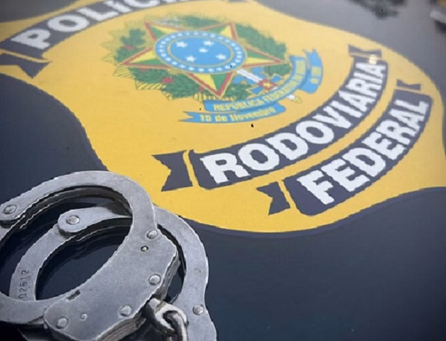 A Polícia Rodoviária Federal (PRF) prendeu em flagrante, na tarde da última quinta-feira (18), três homens suspeitos de praticar golpes contra motoristas nas proximidades de São José dos
