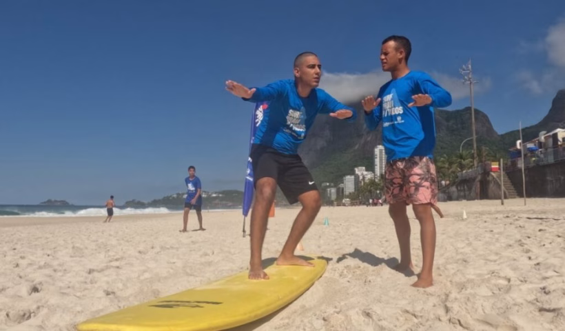 Surf Para Todos, que já atendeu mais de 7 mil pessoas chega a Maresias, em São Sebastião