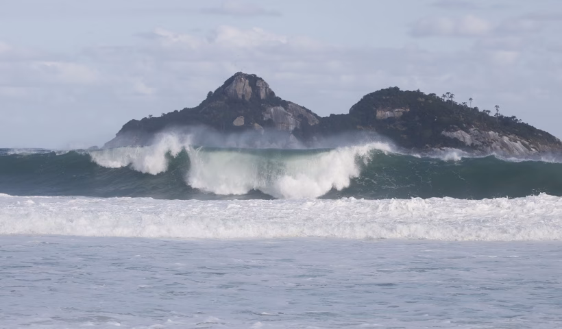 Marinha alerta para ressaca com ondas de 2,5 m no Litoral Norte de SP
