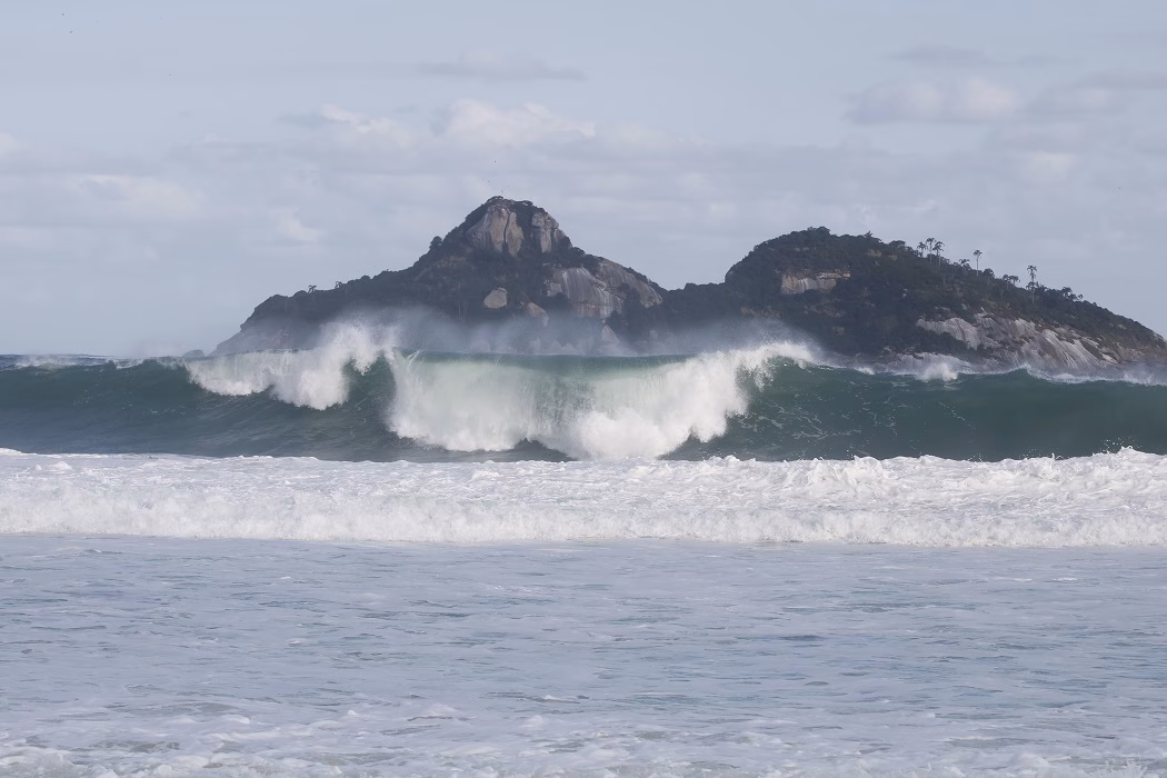 Marinha alerta para ressaca com ondas de 2,5 m no Litoral Norte de SP