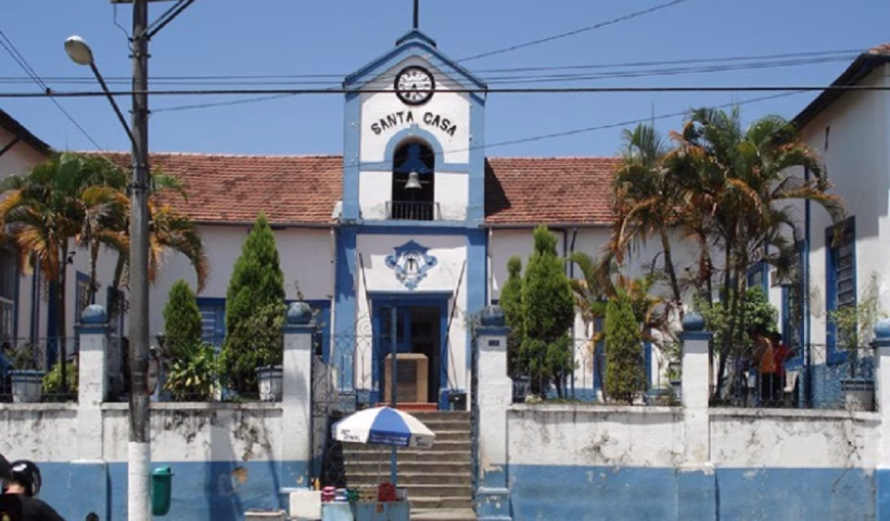 Um homem de 55 anos morreu após cair do telhado de uma residência no bairro Lagoa Azul II, em Jacareí, na noite desta quinta-feira (4)