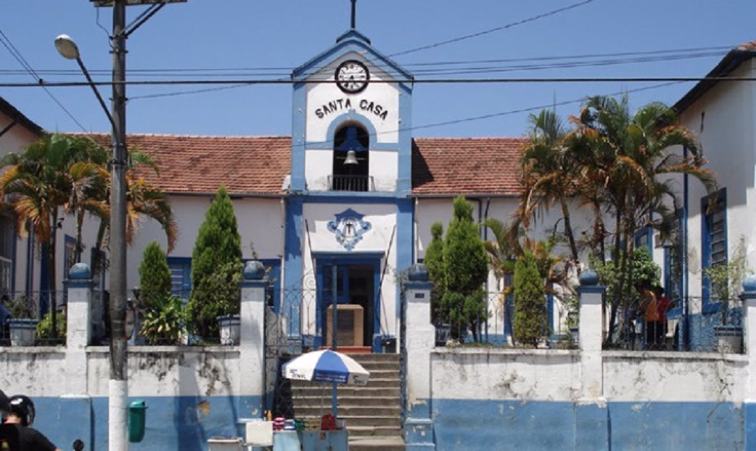 Um homem de 55 anos morreu após cair do telhado de uma residência no bairro Lagoa Azul II, em Jacareí, na noite desta quinta-feira (4)
