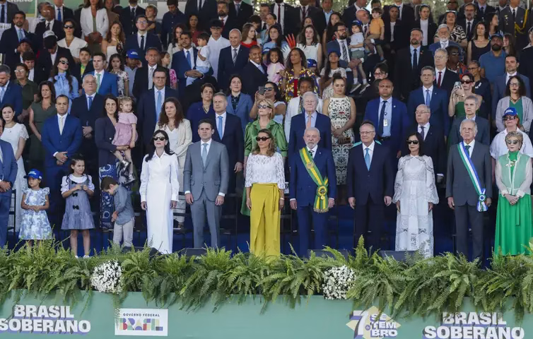 Presidente Luiz Inácio Lula da Silva e ministros acompanham o desfile do Dia da Independência na Esplanada dos Ministérios