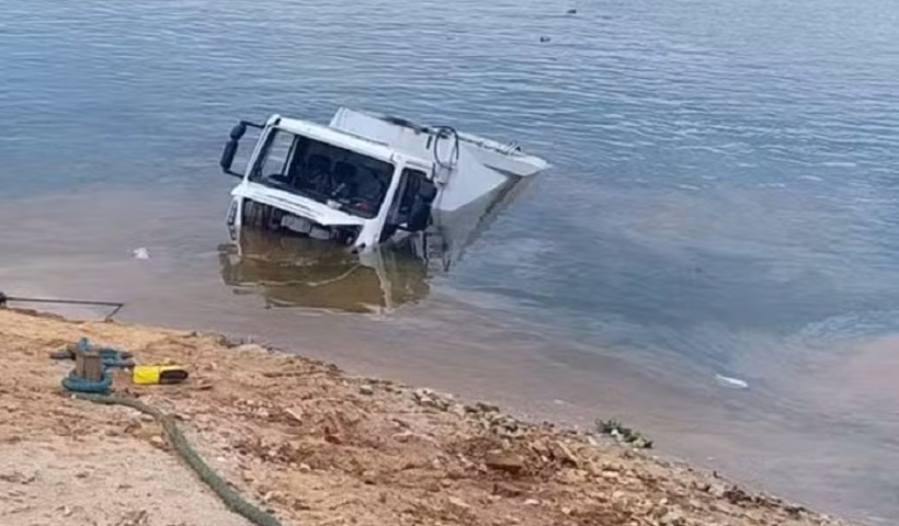 Um caminhão da coleta de lixo caiu na represa de Natividade da Serra, no interior de São Paulo, durante a travessia de balsa na madrugada desta terça-feira (16)