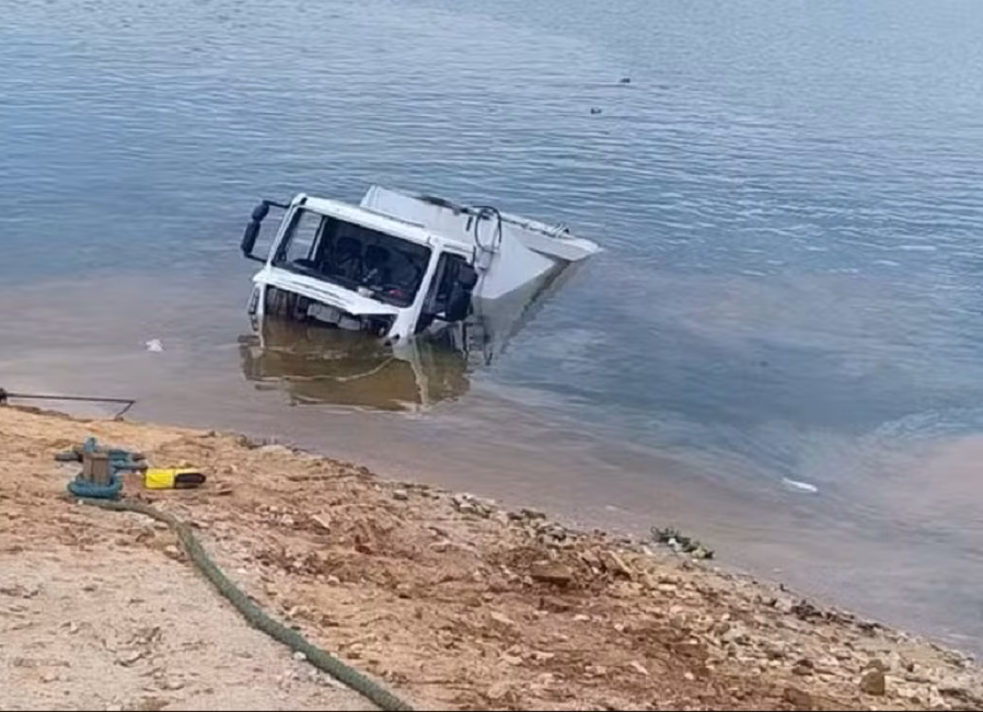 Um caminhão da coleta de lixo caiu na represa de Natividade da Serra, no interior de São Paulo, durante a travessia de balsa na madrugada desta terça-feira (16)