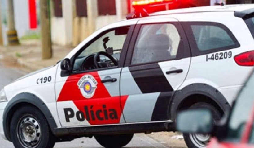 Na tarde desta quarta-feira (17), uma perseguição policial em Jacareí terminou em acidente envolvendo uma viatura da Polícia Militar e uma motocicleta conduzida por um civil.