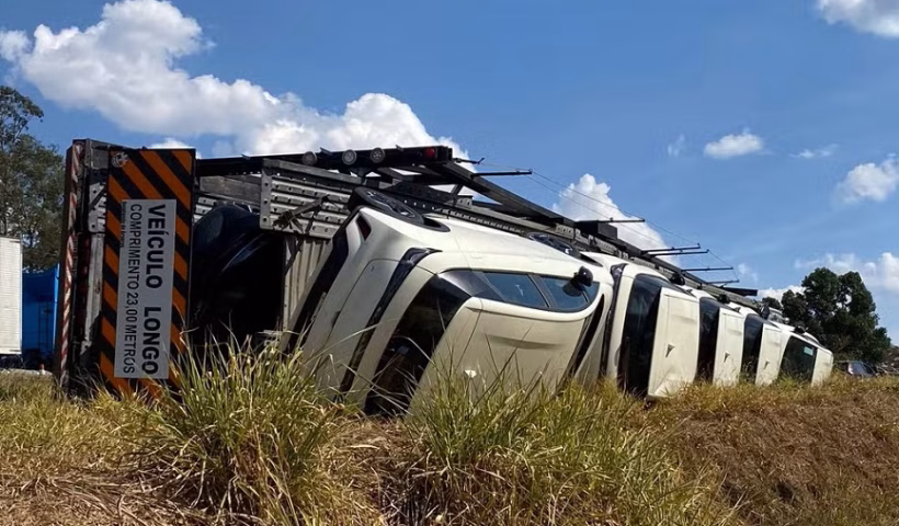 Um caminhão-cegonha que transportava 11 veículos elétricos tombou na Rodovia Presidente Dutra, em Guaratinguetá, na noite deste sábado (20)