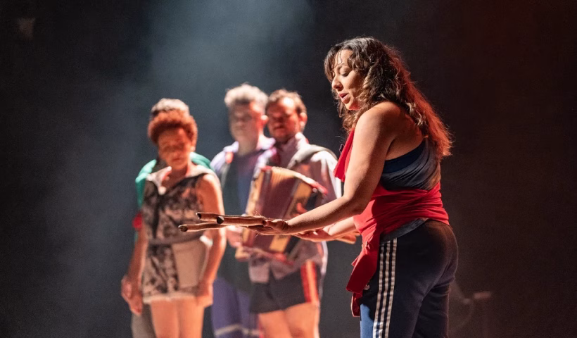 A Força da Água, de forma bem-humorada, apresenta fatos apagados da história do Brasil em torno da indústria da seca, no CET às 18h - Foto: Artur Bluz Divulgação