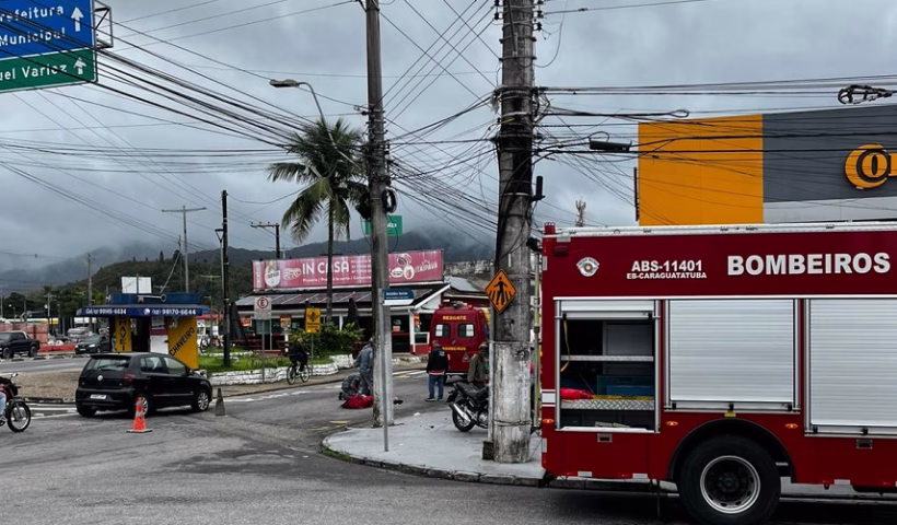 Um acidente de trânsito envolvendo um carro e uma motocicleta mobilizou o Corpo de Bombeiros de Caraguatatuba na manhã desta quinta-feira (9).