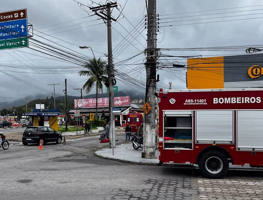 Um acidente de trânsito envolvendo um carro e uma motocicleta mobilizou o Corpo de Bombeiros de Caraguatatuba na manhã desta quinta-feira (9).
