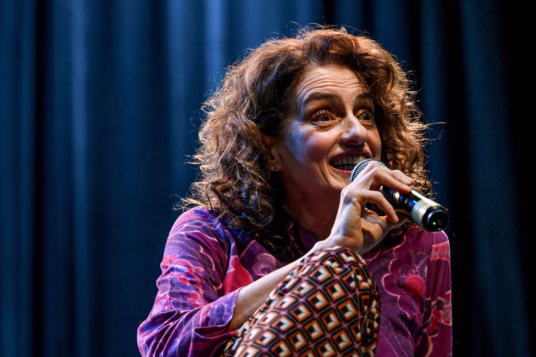 Denise Fraga encanta público em noite de trocas e reflexões, em SJC