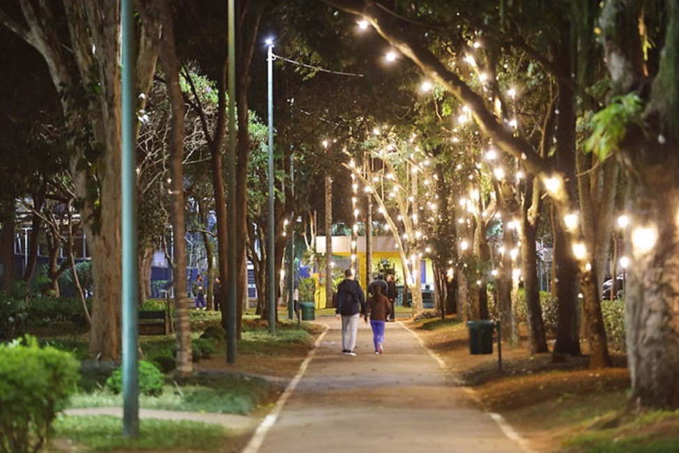 São José inicia instalação da iluminação de Natal 2025